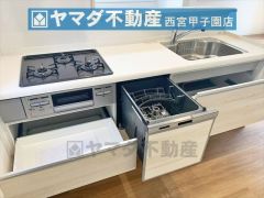 3つ口コンロ・魚焼きグリル・食洗器付きのシステムキッチンです。