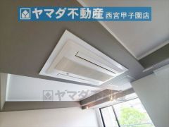 リビングには天井埋込エアコン付きです。