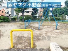 敷地北側に隣接して東鳴尾児童遊園がございます。